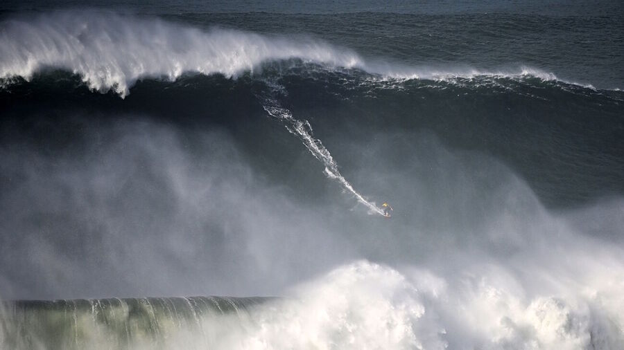 Klikni za povećanje giant ocean wave nazare surfer