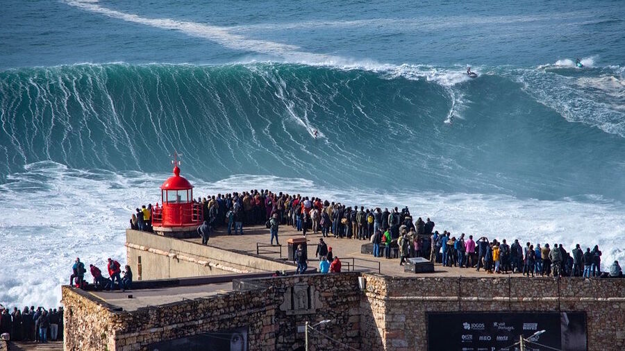 Klikni za povećanje giant ocean wave nazare tourists