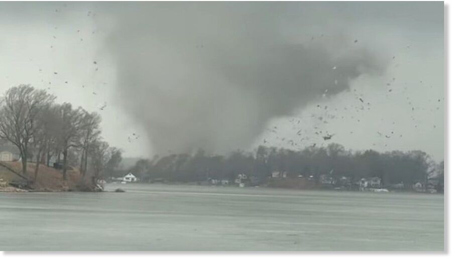 Klikni za povećanje Tornado tears across Union Lake in Union City.