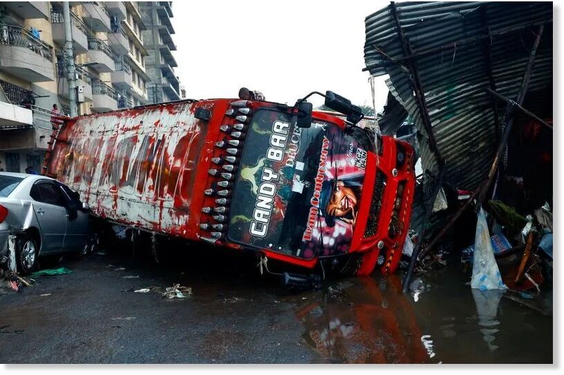 Klikni za povećanje A public transport bus known as matatu lies on top of a private car as a result of heavy rainfall in the Grogan area, popular for automotive workshops and secondhand spare parts, in downtown Nairobi, Kenya, March 7, 2026.