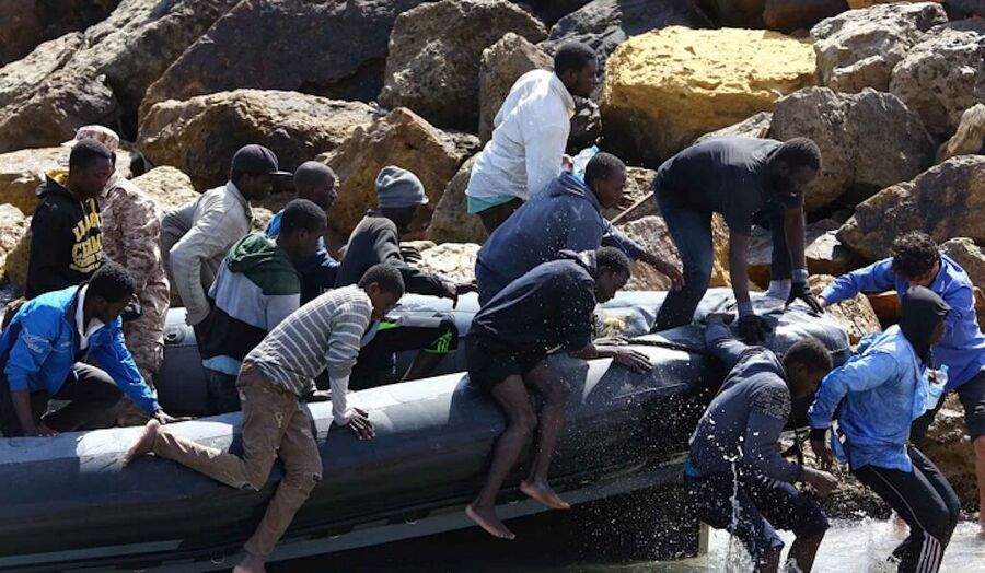 migrants rubber boat land coast