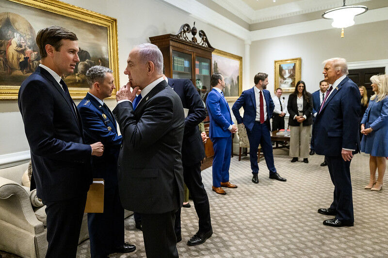 Klikni za povećanje Netanyahu speaks with Kushner
