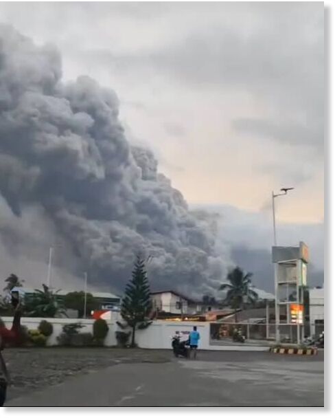 Massive eruption of Mayon volcano in  the Philippines earlier today at 05:38 PM. Massive density of pyroclastic flows collapsed at the southwestern slope of  the volcano.