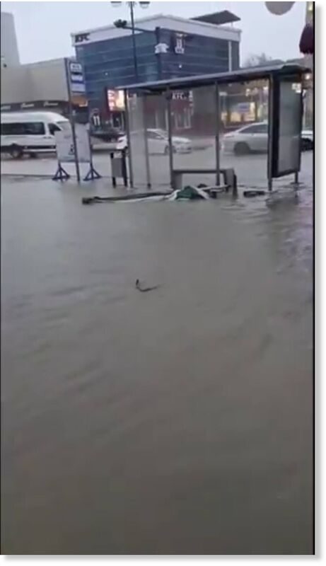Severe flooding today after torrential rainfall in Baku, the capital of #Azerbaijan.