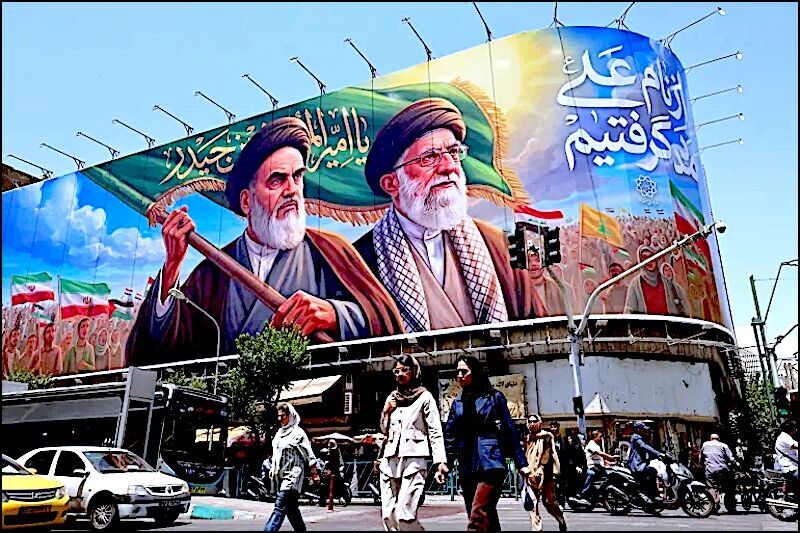 Klikni za povećanje portraits of Khomeini and Khamenei