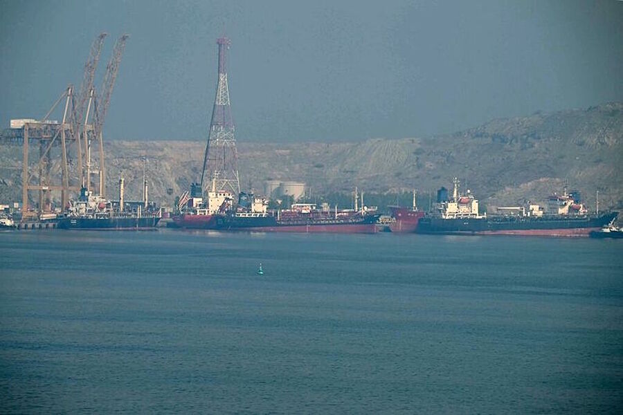 oil tankers stuck strait of hormuz