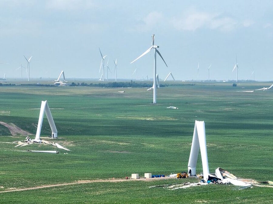 Klikni za povećanje south dakota wind storm turbines snapped