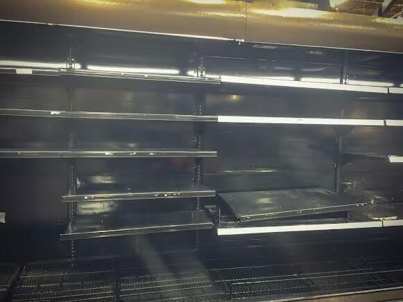Klikni za povećanje Empty grocery shelves