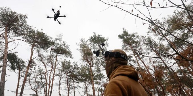 Klikni za povećanje ukraine soldier fpv drone