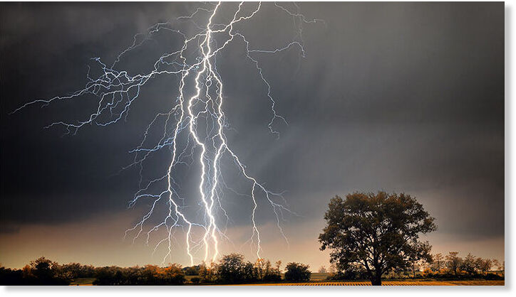 Klikni za povećanje Lightning strike photo used to illustrate this story