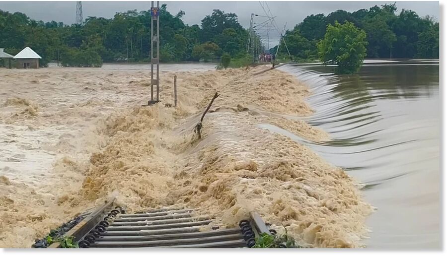 Klikni za povećanje In many parts of Upper Assam, floodwaters have entered residential areas, severed road connectivity and submerged vast stretches of agricultural land.
